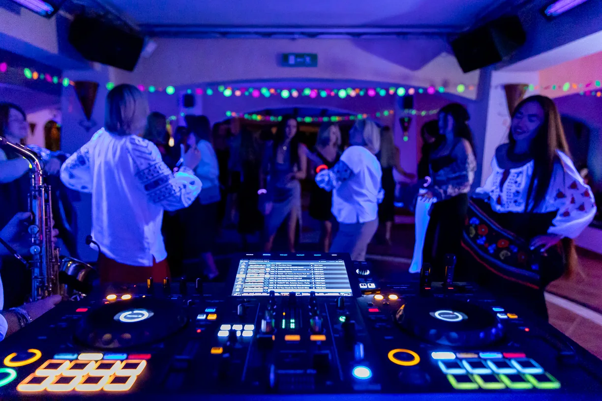 Console DJ in funzione davanti agli ospiti durante una festa